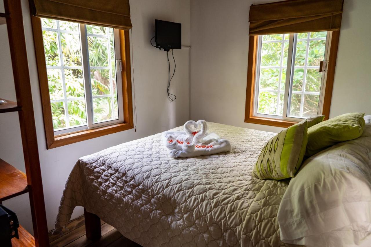 Hummingbirds Cabins Кайе Колкер Екстериор снимка